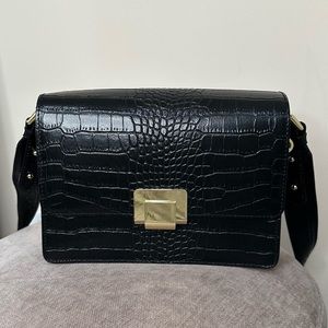 CAMELIA ROMA LEATHER CROSSBODY BAG IN BLACK CROC PRINT